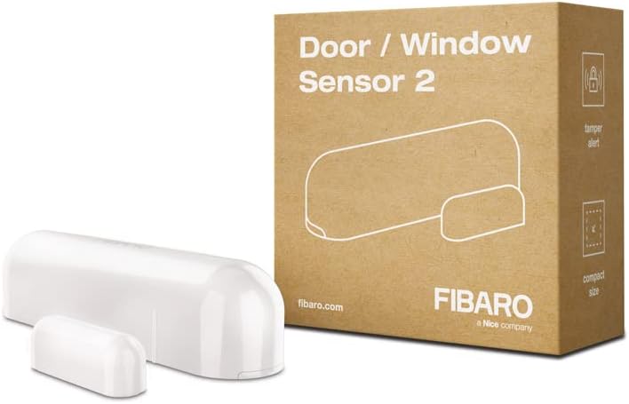 Witte Fibaro Door/Window Sensor 2: een langwerpige sensor met een losse kleine magneet, naast de kartonnen verpakking