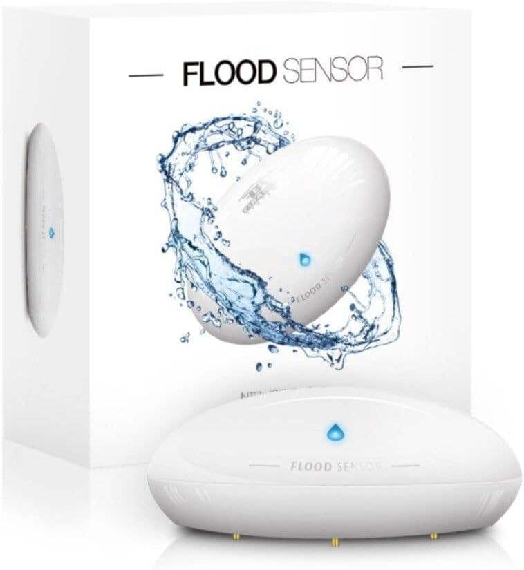 Witte ronde Fibaro Flood Sensor met een blauw lampje en metalen contactpunten aan de onderkant, voor de verpakking