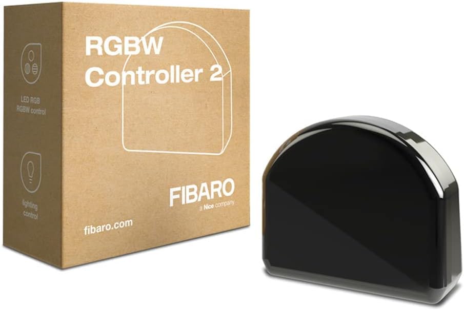Zwarte Fibaro RGBW Controller 2, een halfronde inbouwmodule voor ledstrips, naast de kartonnen verpakking