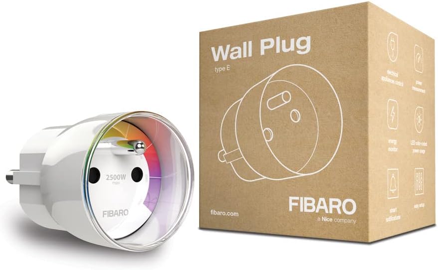 Witte Fibaro Wall Plug type E, een ronde tussenstekker met een aardpen en een gekleurde lichtring, naast de kartonnen verpakking