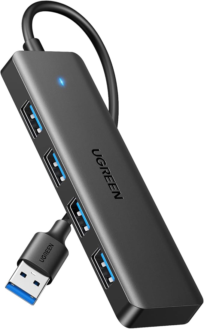 Zwarte UGREEN USB-hub met vier USB-A-poorten en een vaste kabel met USB-A-stekker